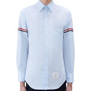 [톰브라운] MWL150E 03113 480 클래식 버튼 다운 암밴드 셔츠 라이트 블루 남성 셔츠 / TJ,THOM BROWNE